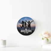 家族パーソナライズされた名付き家族写真 ラウンド壁時計 (ホーム)