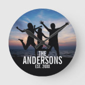 家族パーソナライズされた名付き家族写真 ラウンド壁時計 (正面)