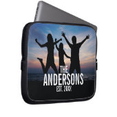 家族パーソナライズされた名付き家族写真 ラップトップスリーブ (正面右)