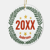 家族パーソナライズされた名，年，リースクリスマス セラミックオーナメント (左)