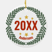 家族パーソナライズされた名，年，リースクリスマス セラミックオーナメント (裏面)