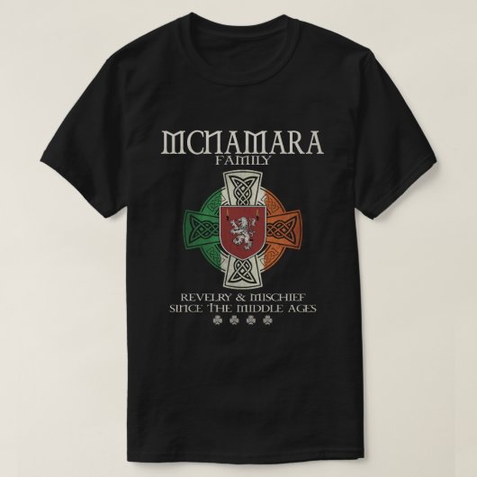 家族マクナマラアームアイリッシュケルト十字架 Tシャツ (デザイン正面)
