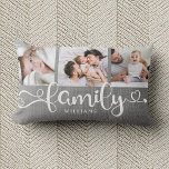 家族モダンスクリプ素朴トLinen 3 Photo Collage ランバークッション<br><div class="desc">トレンディーモダンスのFAMILYと以下のあなたの名前をカスタムするを取り巻く3枚の写真のためのカスタム宇宙付き写真コラージュ枕読。これは灰色の印刷されたリネンのバーラップと農家のバージョンである。</div>