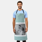 家族モダンフォトミントシンプルラブギフト エプロン (着用した状態)