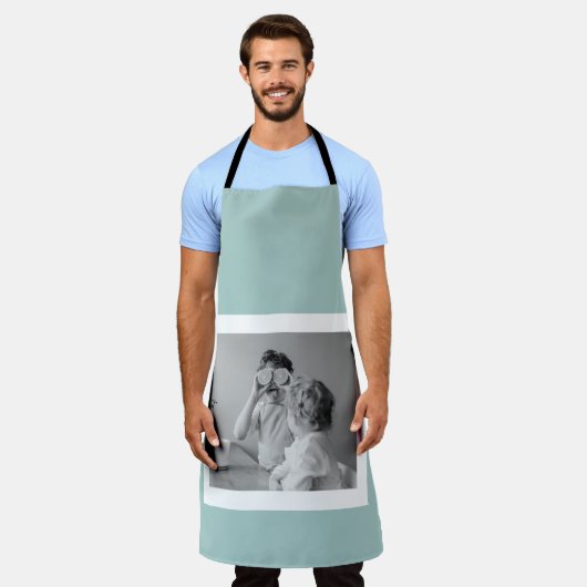 家族モダンフォトミントシンプルラブギフト エプロン (着用した状態)