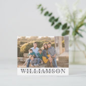 家族モダンポートレートカスタム姓クリスマス シーズンポストカード (スタンド正面)