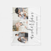 家族モダンモノグラム3フォトコラージュ フリースブランケット (正面)