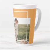 家族モダン写真と幸せな感謝祭の日の贈り物 カフェラテマグ (右アングル)