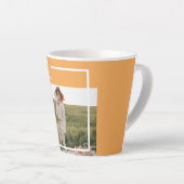 家族モダン写真と幸せな感謝祭の日の贈り物 カフェラテマグ (右アングル)