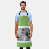 家族モダン写真グリーンシンプルラブリーギフト エプロン (着用した状態)