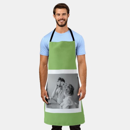 家族モダン写真グリーンシンプルラブリーギフト エプロン (着用した状態)