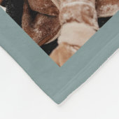 家族モダン写真コラージュモノグラムのセージグリーン フリースブランケット (角)