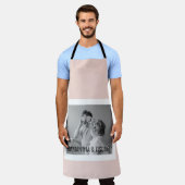 家族モダン写真パステルピンクシンプル色ギフト エプロン (着用した状態)