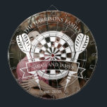 家族モダン名前をカスタムする結婚の写真 ダーツボード<br><div class="desc">家族モダン名前をカスタムするの結婚フォトダーツボードは、エンターテイメントと個人のデザインを組み合わせたものしゃれているで、カップルの名前とデートと共に好きな写真を見つけることコンテンポラリーができる結婚を搭載している。このカスタマイズダートボードは、特別な日に結婚の祭りや記念ユニーク品の素晴ら祝しい中心を作る。あなたの家にtouchを与えるよくはしゃぐか追加するのに最適で、それは個人的でモダンクラシックゲームに雰囲気をもたらす。</div>