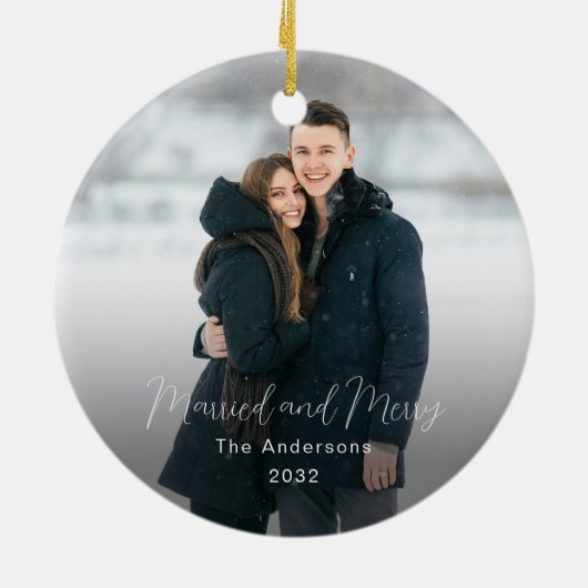 家族モダン名年写真結婚したメリー セラミックオーナメント (裏面)