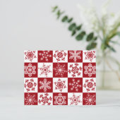 家族伝統的クリスマス赤い雪片パターン シーズンポストカード (スタンド正面)