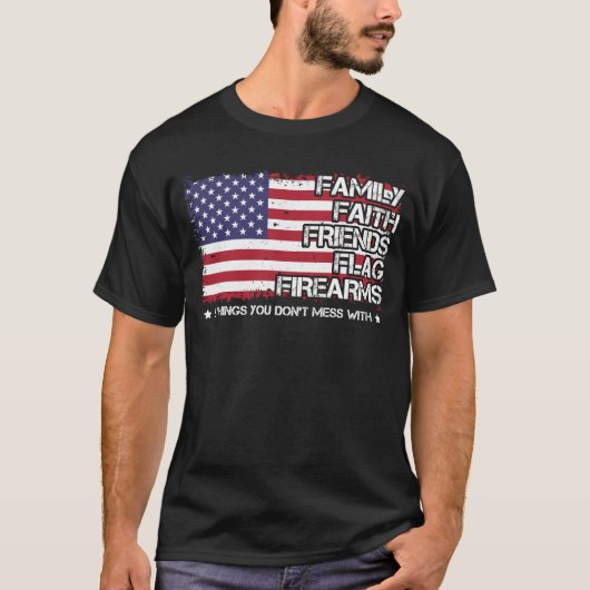 家族信仰の友人は銃器アメリカ人誇りを持った旗を掲げる Tシャツ (正面)