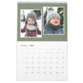 家族写真コラージュ素朴なモノグラムのセージ緑 カレンダー (1月 2026)