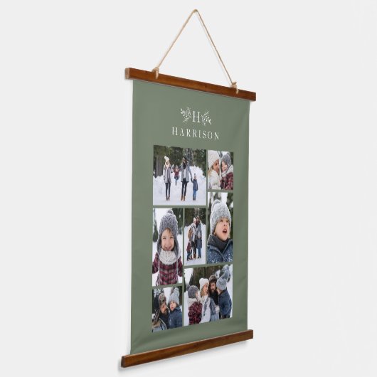 家族写真コラージュ素朴なモノグラムのセージ緑 吊り下げ型タペストリー (傾斜あり)