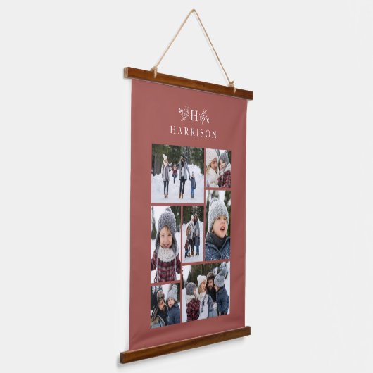 家族写真コラージュ素朴なモノグラムほこりっぽいバラ 吊り下げ型タペストリー (傾斜あり)