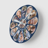 家族写真コラージュ13カスタム花形ブルー ラウンド壁時計 (傾斜)