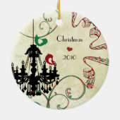 家族写真ミュージカル赤と緑の鳥シャンデリア セラミックオーナメント (裏面)