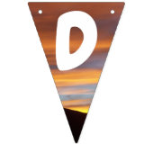 家族名オレンジイエローサンセット背後の山 バンティングフラッグ (第3の旗)