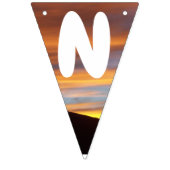 家族名オレンジイエローサンセット背後の山 バンティングフラッグ (第2の旗)