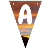 家族名オレンジイエローサンセット背後の山 バンティングフラッグ (第1の旗)