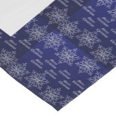 家族名クリスマスダークブルーホワイトスノーフレーク ショートテーブルランナー (コーナー)