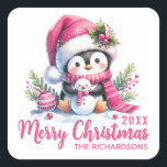家族名ホワイトピンクおもしろいペンギンMerry Christmas スクエアシール<br><div class="desc">白とピンクのスタイリッシュクリスマスのシールを郵送したり、「メリークリスマス」と言う素敵なデザインで贈り物をしたり、フェスティバルの緑とオーナメントに囲まれた小さな雪だるまを持つキュートなペンギンをフィーチャーするシールを作る。このテンプレートは、家族の名前と年を入力する簡単を作成する。</div>