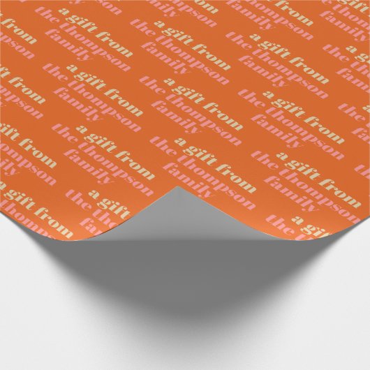 家族向パーソナライズされたけのピンク色のオレンジ色のプレゼント ラッピングペーパー (角)