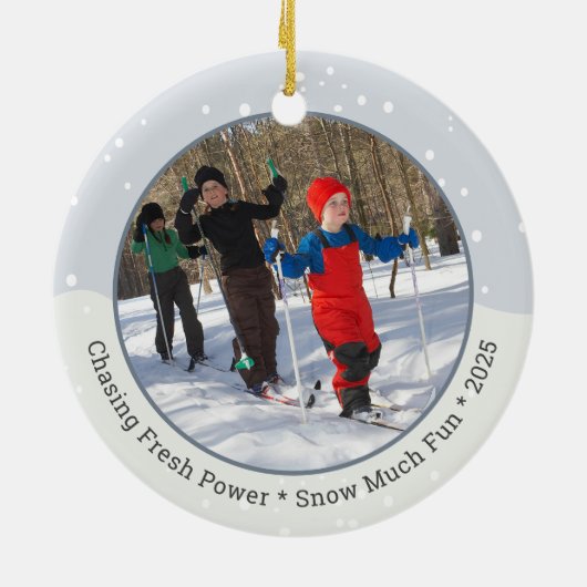 家族連れのスキー旅行写真 セラミックオーナメント (裏面)