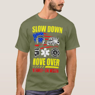 家族1人の任務でゆっくりと動く Tシャツ
