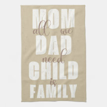 家族(母、パパ、子供)白の砂