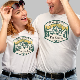 家族RVロードトリップグリーンと黄色キャンパーロゴ Tシャツ