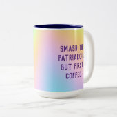 「家父長制を打ち砕くでもまずはコーヒー」 ツートーンマグカップ (正面右)