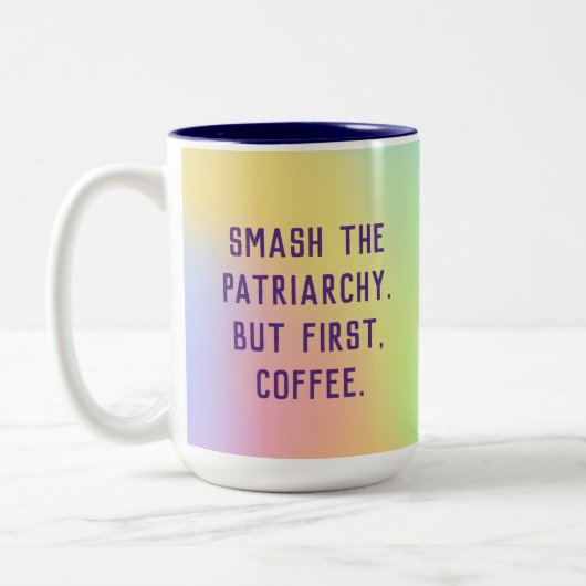 「家父長制を打ち砕くでもまずはコーヒー」 2トン ツートーンマグカップ (左)