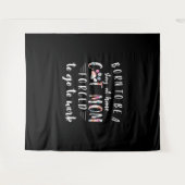 家生まれで猫を飼っている母親が～に行かざるを得ないでいる タペストリー (正面(横))