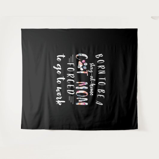 家生まれで猫を飼っている母親が～に行かざるを得ないでいる タペストリー (正面(横))