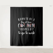 家生まれで猫を飼っている母親が～に行かざるを得ないでいる タペストリー (正面)