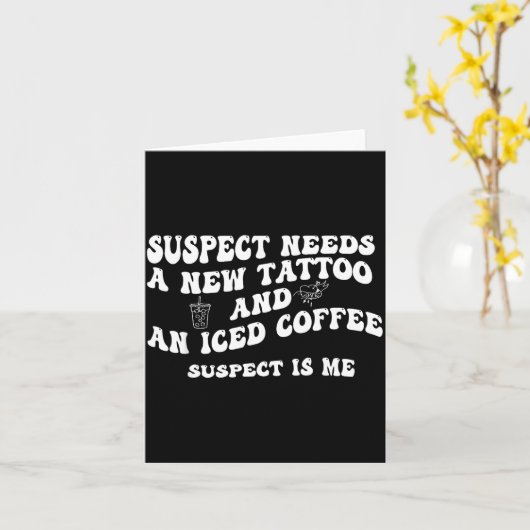 容疑者は新しいタトゥーとアイスコーヒーが必要だ。容疑者 カード (黄色い花)