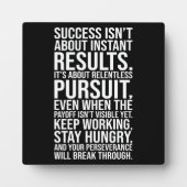容赦ない追求 – 成功やる気を起こさせる フォトプラーク (正面)