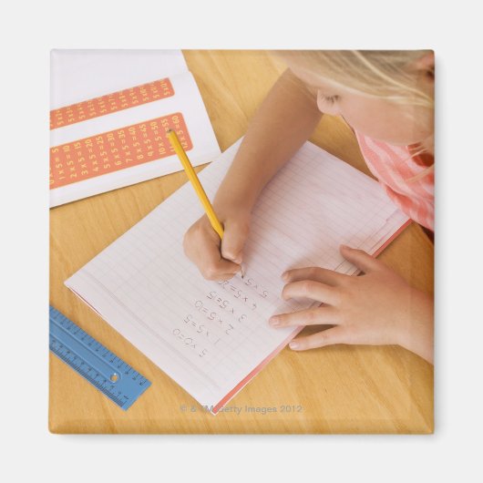 宿題をしている女の子 マグネット (正面)