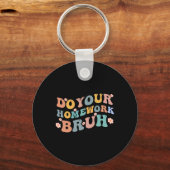 宿題を行うBruhおもしろい中学校 キーホルダー (裏面)