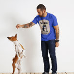 宿題食べ物の犬の写カスタム真を望む Tシャツ<br><div class="desc">このおもしろいグラフィックTシャツはカスタマイズ、あなたの犬(または他のペット)の写真と一緒に準備ができていファッションドて、古い西の希望のポスターのスタイルに文字のWANTED FOR食べ物 HOMEADOS。</div>