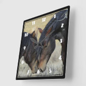 寄り添っているブラウンの2頭の野生の馬 スクエア壁時計 (傾斜)