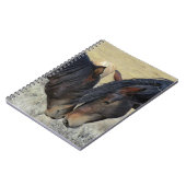 寄り添っているブラウンの2頭の野生の馬 ノートブック (左側)