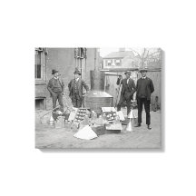密造酒の蒸留器とプロヒビション捜査官 1922年