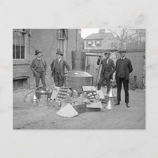密造酒の蒸留器とプロヒビション捜査官 1922年 ポストカード (正面)